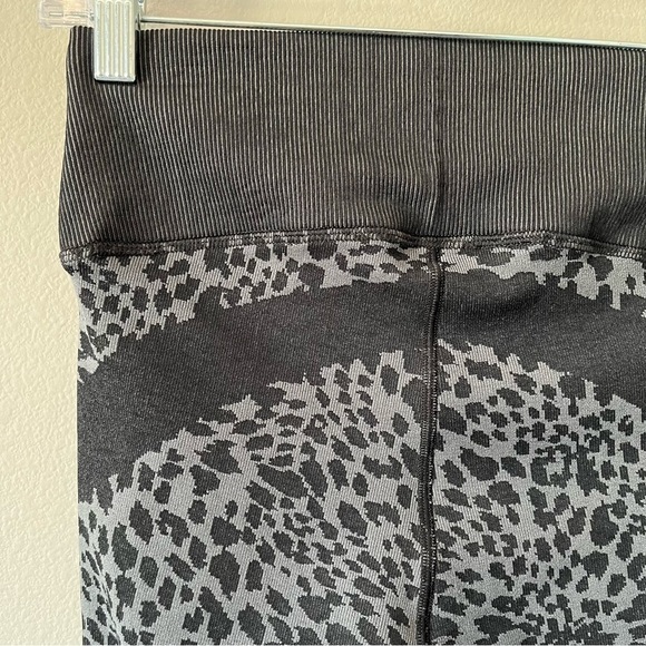 Good American Active Leopard Seamless 7/8 Leggings Black/Gray Size 2/3 = M/L - Picture 10 of 13